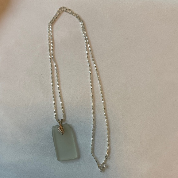 Elegant Silver Necklace with Leaf Pendant - Picture 1 of 1